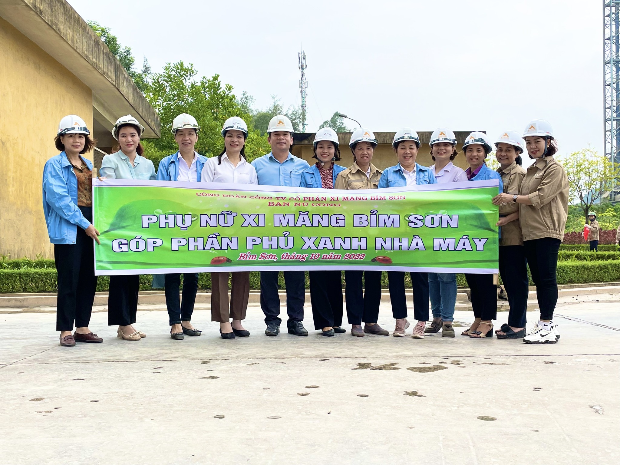 Phụ nữ xi măng Bỉm Sơn góp phần phủ xanh nhà máy